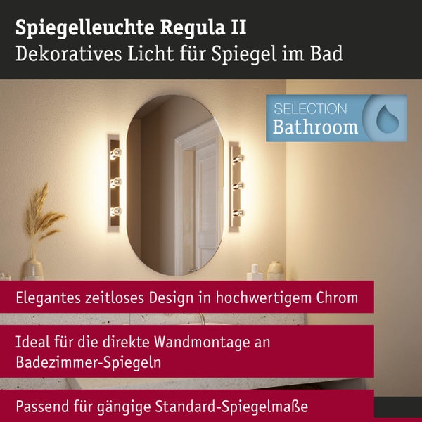 Helle Badezimmerszene mit ovalem Spiegel, zwei modernen Regula II Chrom-Wandleuchten mit je drei Lampen und Selection Bathroom Logo.