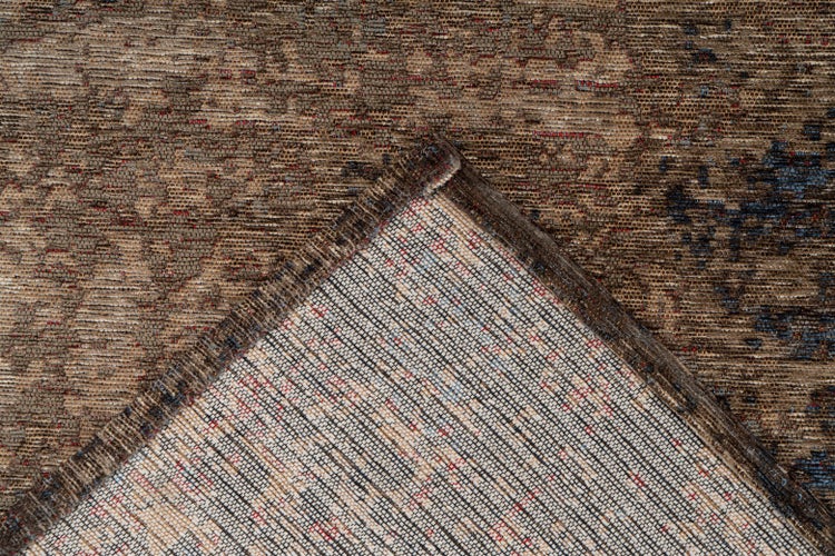 Nahaufnahme eines gewebten Teppichs mit strukturierter Oberfläche und umgeschlagener Ecke zur Ansicht der Rückseite.