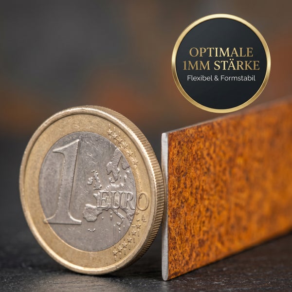 Vergleich der 1 Millimeter Materialstärke einer flexiblen, formstabilen Metallplatte in Rostoptik mit einer 1 Euro Münze.