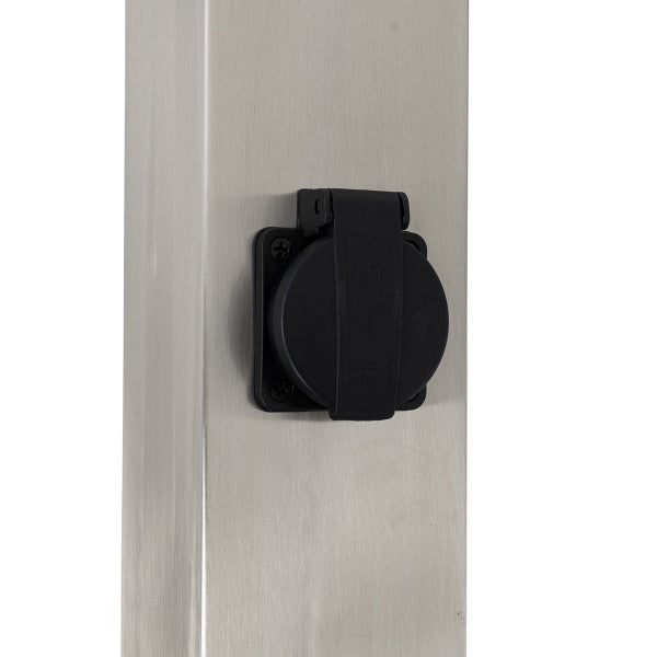 Schwarze Außensteckdose mit Klappdeckel, Schutzart IP 54, montiert an einer Edelstahlsäule.