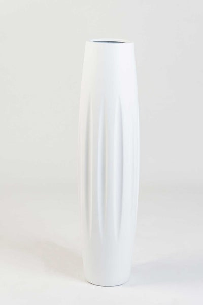Hohe weiße Vase mit vertikalen Rillen.