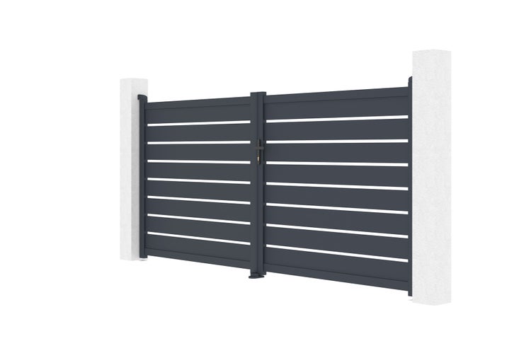 Zweiflügeliges Einfahrtstor aus Aluminium mit horizontalen Lamellen und Griff zwischen zwei Pfosten.