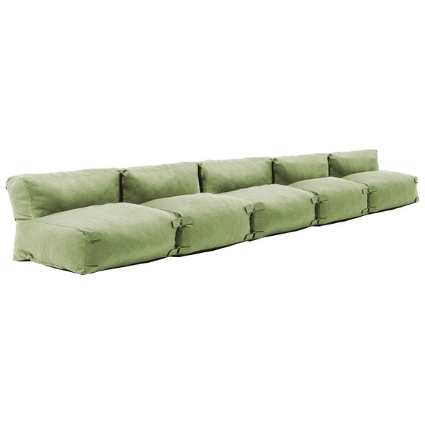 Modulares Lounge-Sofa in Grün bestehend aus fünf Sitzelementen mit Rückenlehnen, Textiloberfläche mit dekorativen Gurtschnallen.