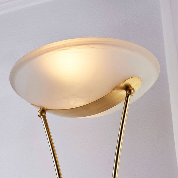 Detailansicht einer Stehlampe mit Glasschirm und Metallfuß