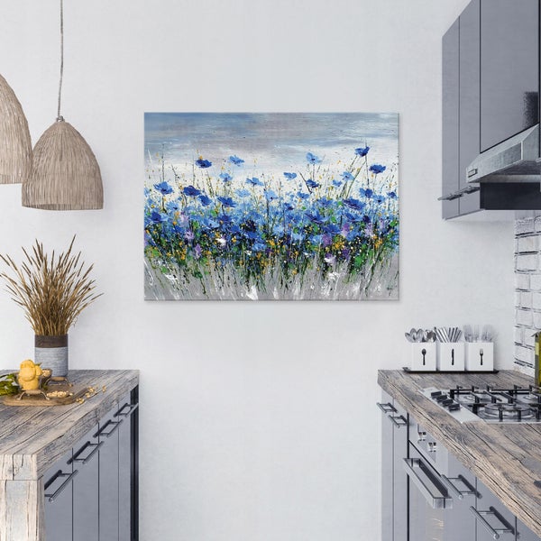 Gemälde mit blauen Blumen in einer Küche