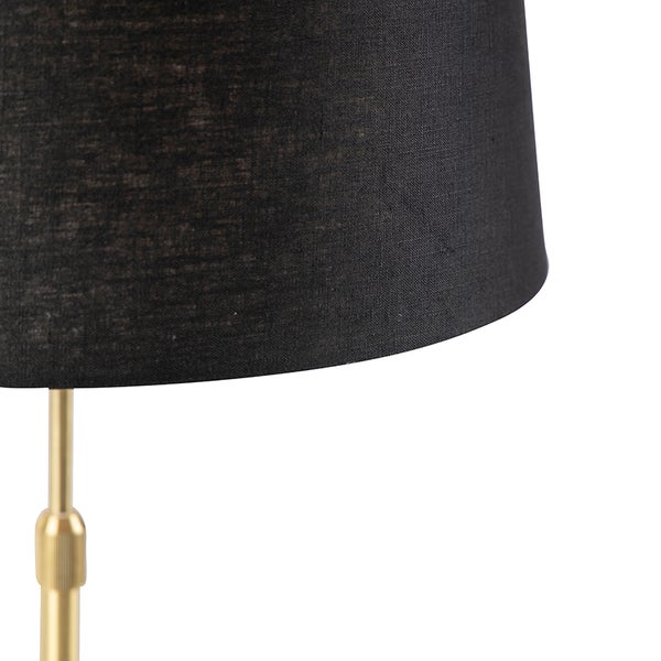 Detailaufnahme einer Stehlampe mit Lampenschirm und Gestell