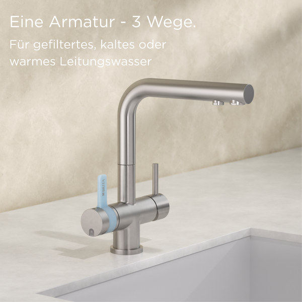 BRITA 3-Wege-Küchenarmatur für gefiltertes, kaltes und warmes Wasser in Edelstahloptik mit L-Auslauf und separatem Hebel für gefiltertes Wasser.