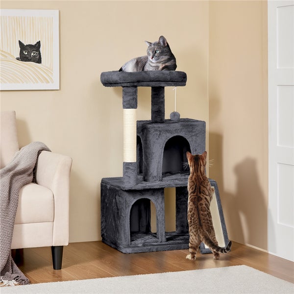 Katzenkratzbaum mit mehreren Ebenen und zwei Katzen
