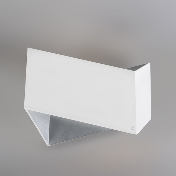 Moderne weiße Wandleuchte in eckigem, verdrehtem Design aus Metall.