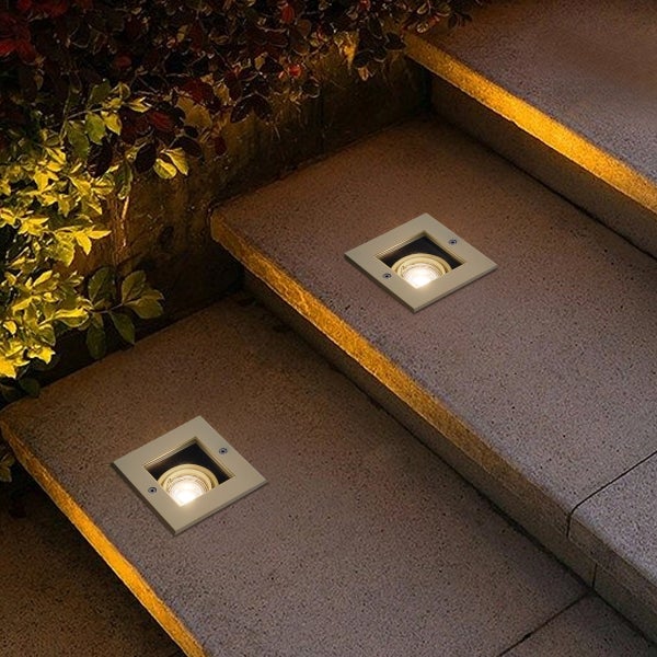 Quadratische LED-Bodeneinbaustrahler in Steintreppen im Außenbereich für eine sichere Stufenbeleuchtung bei Dunkelheit.