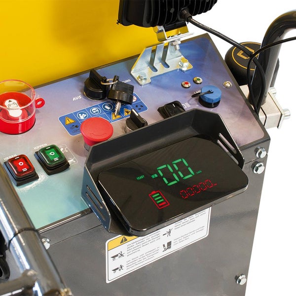 Nahaufnahme der Bedienelemente eines Geräts mit Schaltern, Display und Schlüsseln