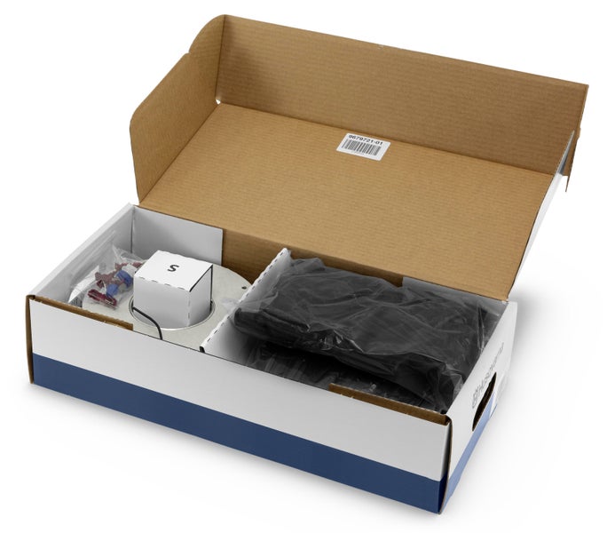 Offene Verpackung mit Zubehör