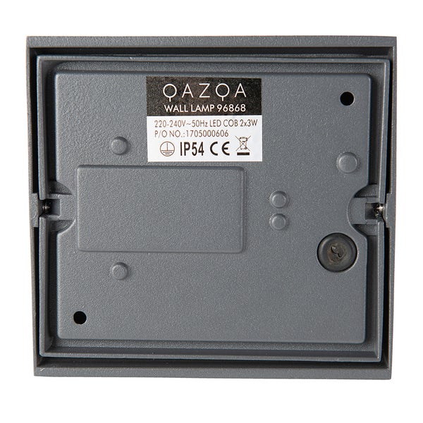 Rückansicht einer Wandleuchte mit QAZQA Logo, technischem Typenschild, Schutzart IP54, CE Kennzeichnung und Erdungssymbol.