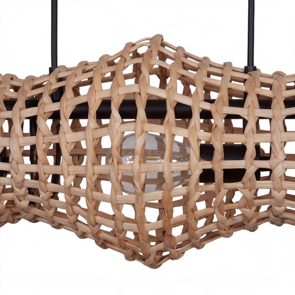 Detailansicht einer Pendelleuchte mit geflochtenem Rattanschirm und sichtbarem Leuchtmittel in einem schwarzen Metallrahmen.