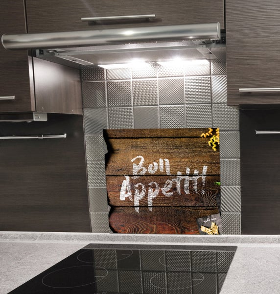 Küchenrückwand mit Holzdekor und dem Schriftzug Bon Appetit