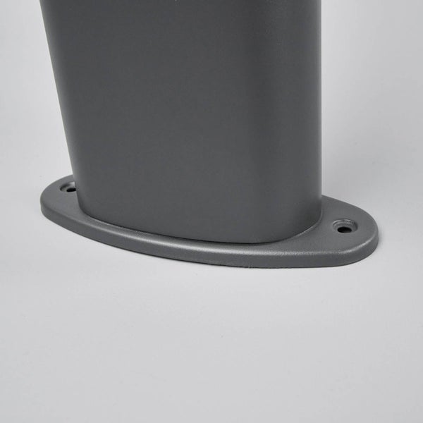 Detailaufnahme des Sockels einer anthrazitfarbenen Außenleuchte mit ovaler Basis und Befestigungslöchern.