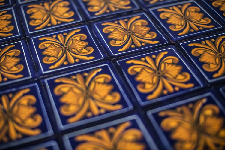 Mehrere quadratische Fliesen mit Blumenmuster