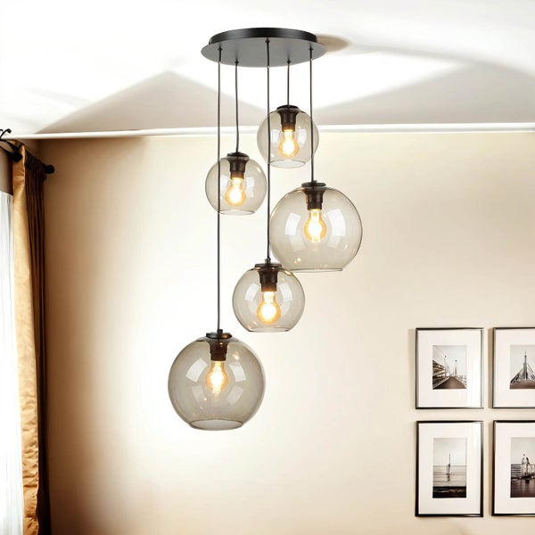 Hängeleuchte mit fünf Rauchglas-Kugelschirmen