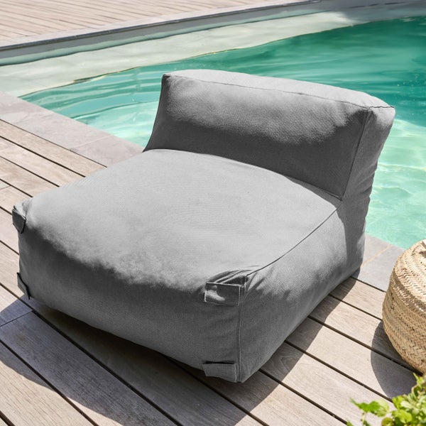 Outdoor-Sitzsack mit Rückenlehne auf einer Holzterrasse am Pool.