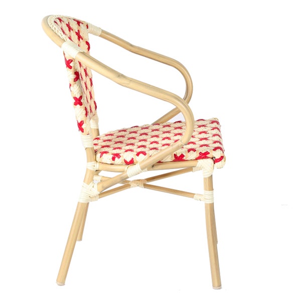 Bistrostuhl aus Rattan-Optik mit Armlehnen, Sitzfläche und Rückenlehne mit rot-beige geflochtenem Muster.
