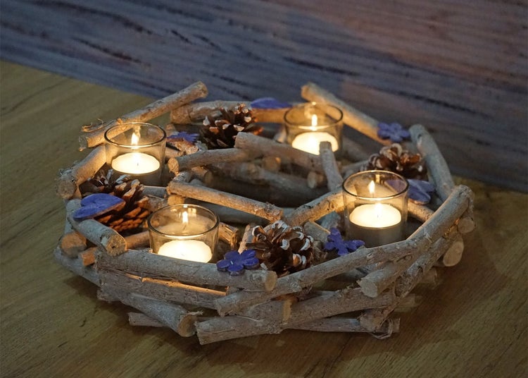 Adventskranz mit Teelichtern, Tannenzapfen und Holzstücken