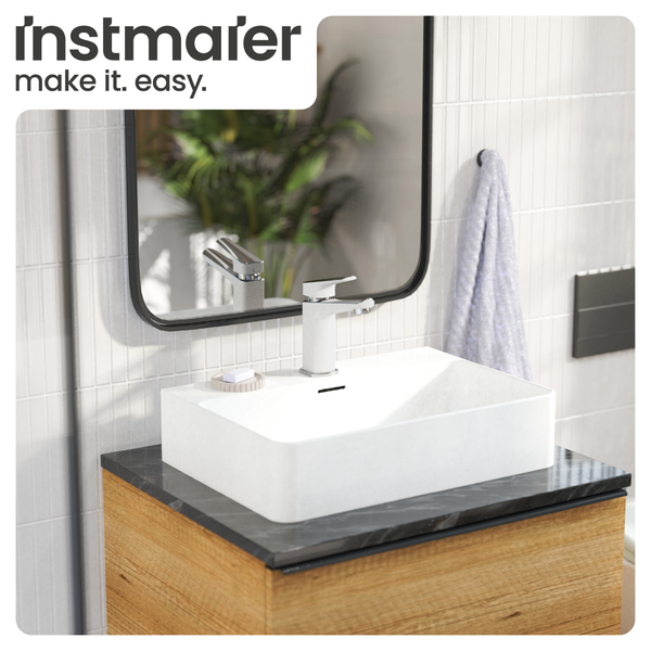 Modernes Badezimmer mit Waschbecken, Spiegel und Holzunterschrank