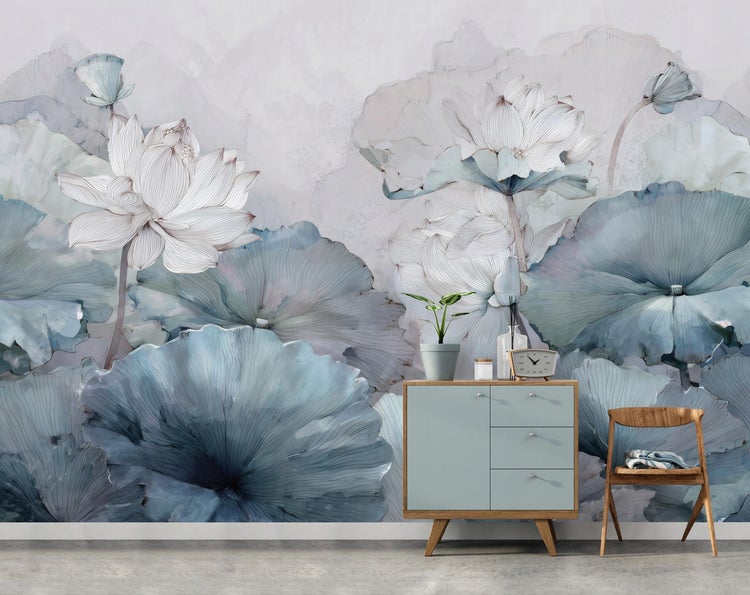 Dekorative Wand mit Blumenmuster, Kommode und Stuhl im Raum