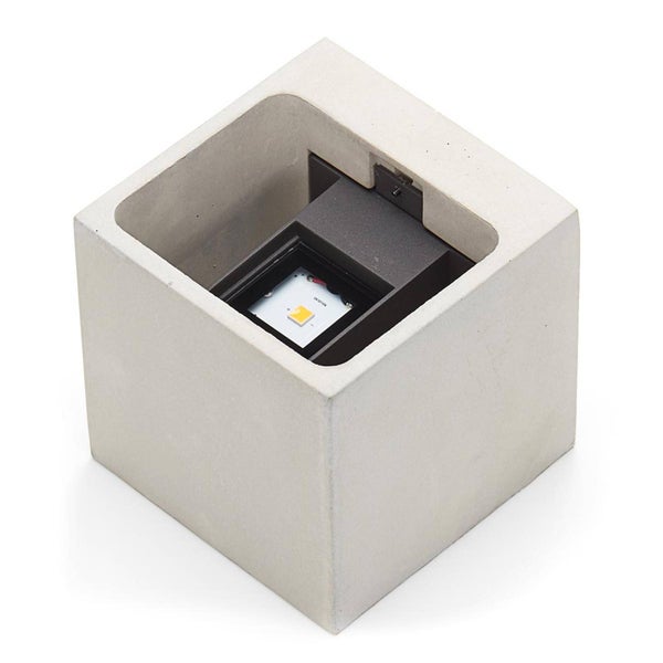 Würfelförmige LED-Wandleuchte aus Beton mit integriertem LED-Modul.