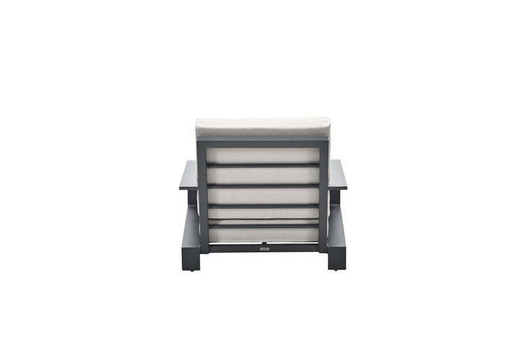 Garten-Loungesessel mit anthrazitfarbenem Aluminiumrahmen und hellen Polstern, Rückansicht.