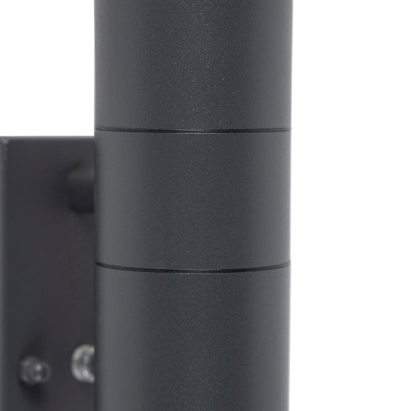 Zylindrische Außenwandleuchte aus Metall mit schwarzer Oberfläche.