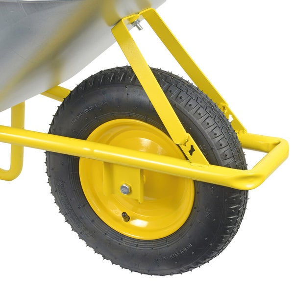 Rad einer Schubkarre mit gelbem Rahmen und schwarzem Reifen.