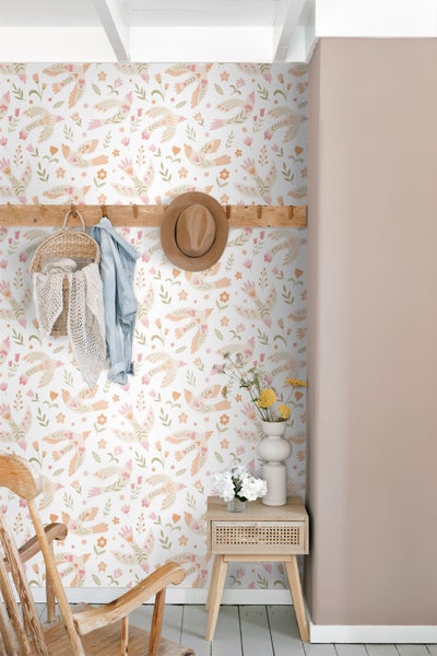 Flur mit Vogelmuster-Tapete, Garderobe und Beistelltisch mit Blumenvasen
