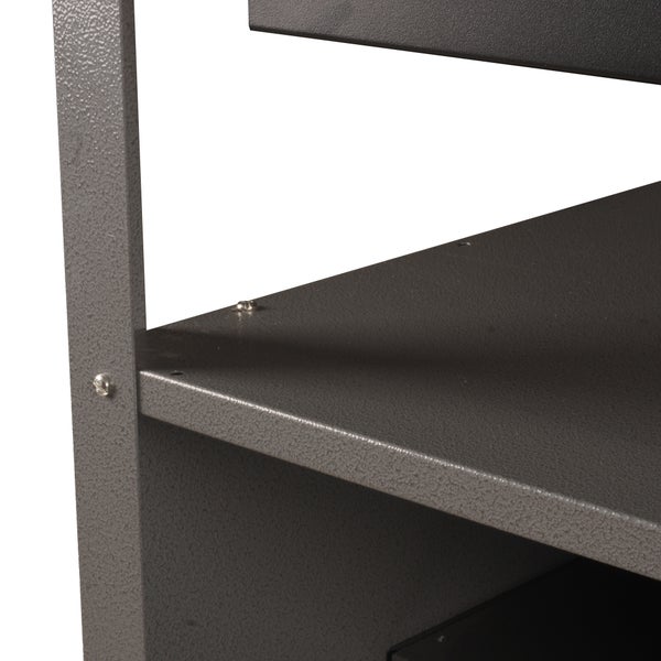 Detailansicht eines Metallregals mit grauer Oberfläche