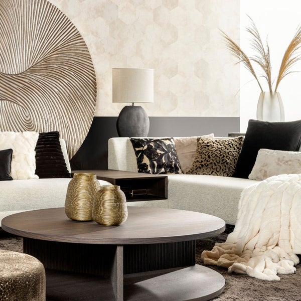 Wohnzimmer mit Sofa, Couchtisch und dekorativen Elementen für ein gemütliches Ambiente.