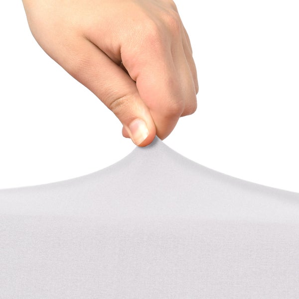 Hand dehnt weißen Möbelbezug