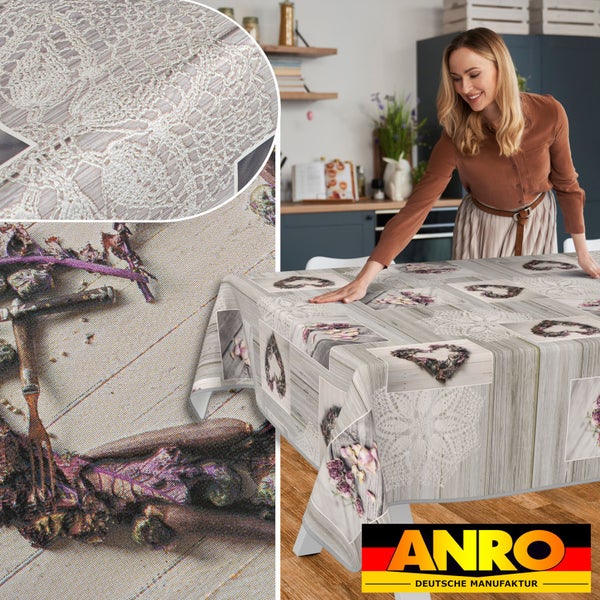 Tischdecke mit Herzmotiven auf Holzhintergrund und ANRO Logo.