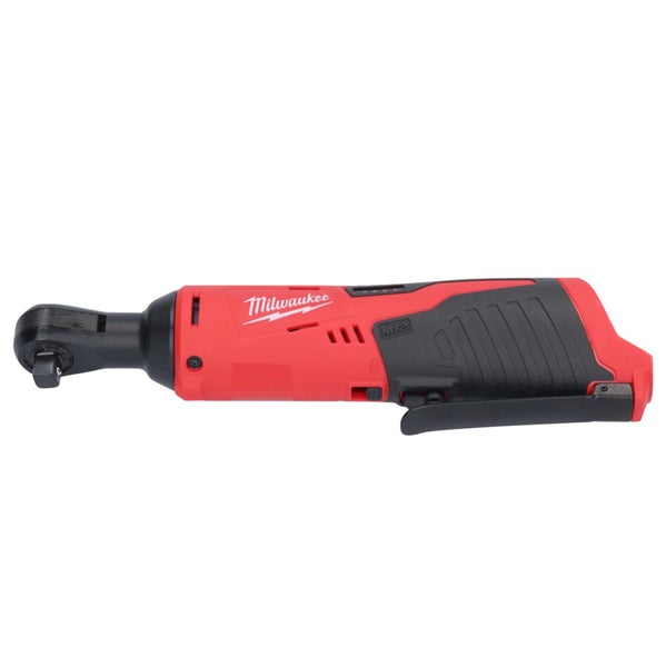 Milwaukee M12 Akku-Ratschenschrauber mit ergonomischem Griff für Arbeiten in engen Bereichen.