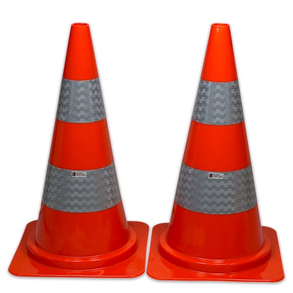 Badezimmer mit beleuchtetem Spiegel, Waschbecken und Armaturen