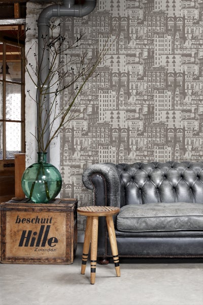 Wohnzimmerdekoration mit Sofa, Holzhocker und gemusterter Tapete