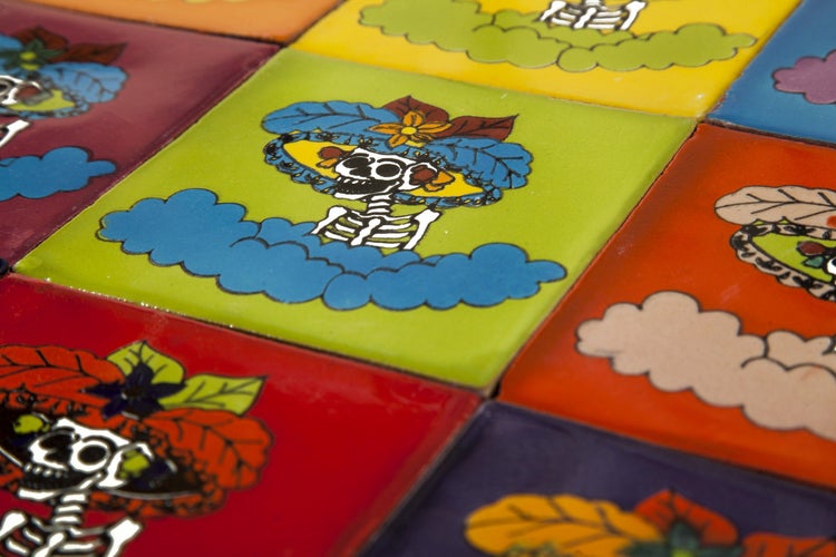 Mehrfarbige Fliesen mit Totenkopf und Blumenmuster