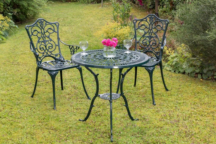 Gartenmöbelset mit Tisch und zwei Stühlen auf einer Rasenfläche