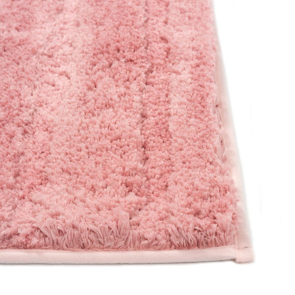 Detailansicht eines Badezimmerteppichs mit hohem Flor