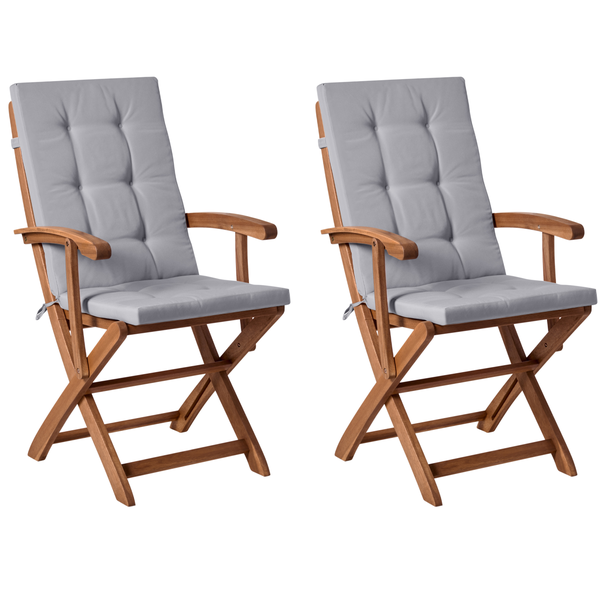 Zwei klappbare Gartenstühle aus Holz mit grauen Sitzauflagen und Armlehnen.