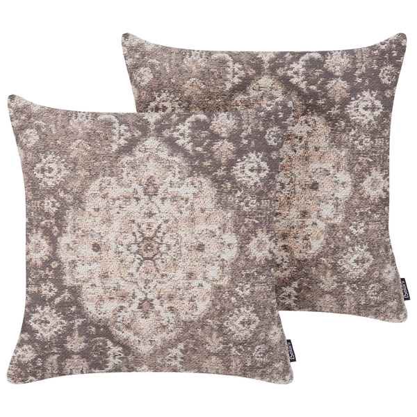 Zwei quadratische Dekokissen in Beige und Grau mit floralem Muster.