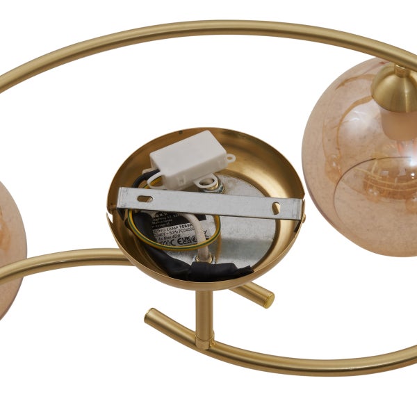 Innenansicht einer Deckenleuchte mit drei Leuchtenarmen und runden Lampenschirmen