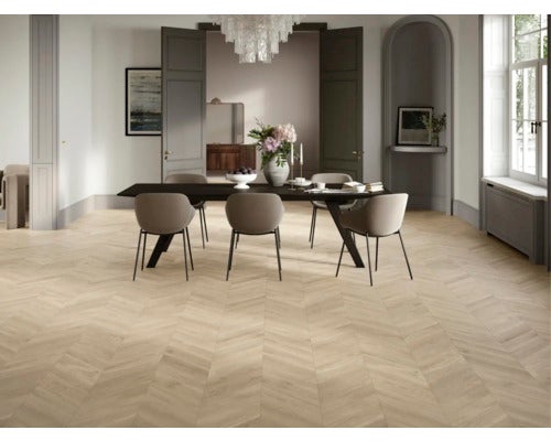 Heller Essbereich mit Esstisch und Fischgrätparkett