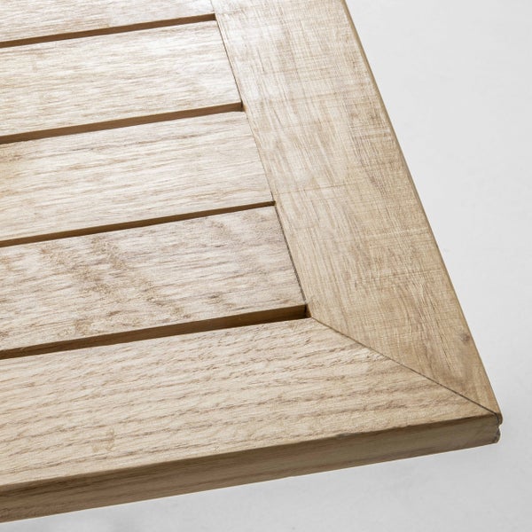 Nahaufnahme einer Tischplatte aus Holz mit horizontalen Lamellen und einer Eckverbindung auf Gehrung.