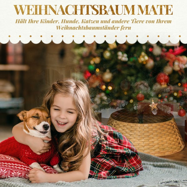 Weihnachtsbaumständer-Abdeckung aus Geflecht zum Schutz vor Kindern und Tieren, Mädchen mit Hund vor geschmücktem Tannenbaum.