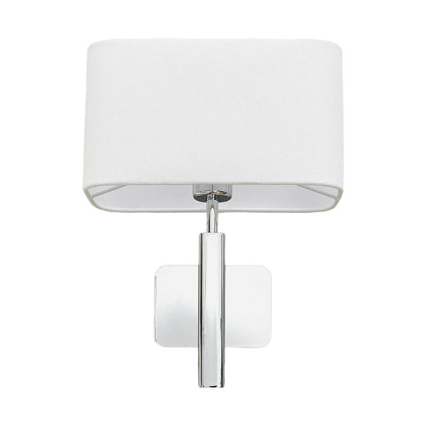 Weiße Wandleuchte mit rechteckigem Textilschirm und verchromtem Metallsockel.