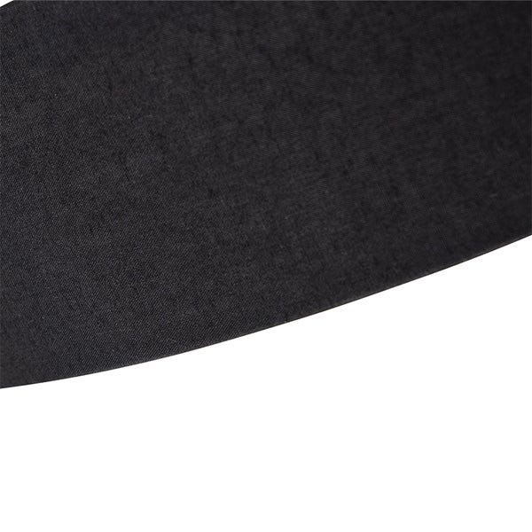 Nahaufnahme eines dunklen Textilgewebes mit abgerundeter Kante.